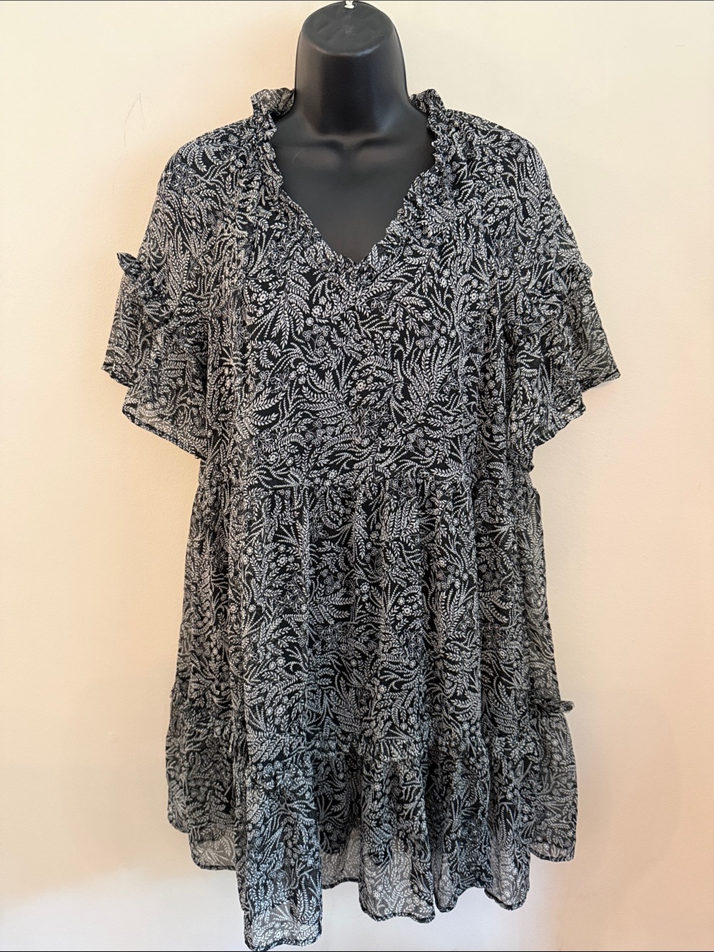 H&M Black & White Floral V-Neck Ruffle Tiered Mini Babydoll Whimsy Dress size 0